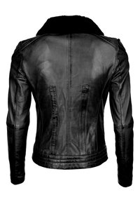Schwarze Lederjacke mit einem weichen, mit Fell gefütterten Kragen. Zu den Merkmalen gehören vertikale Nähte und ein taillierter Schnitt. Glatte Textur mit glänzender Oberfläche.