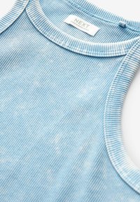Next RACER REGULAR FIT - Pletené šaty - blue acid wash