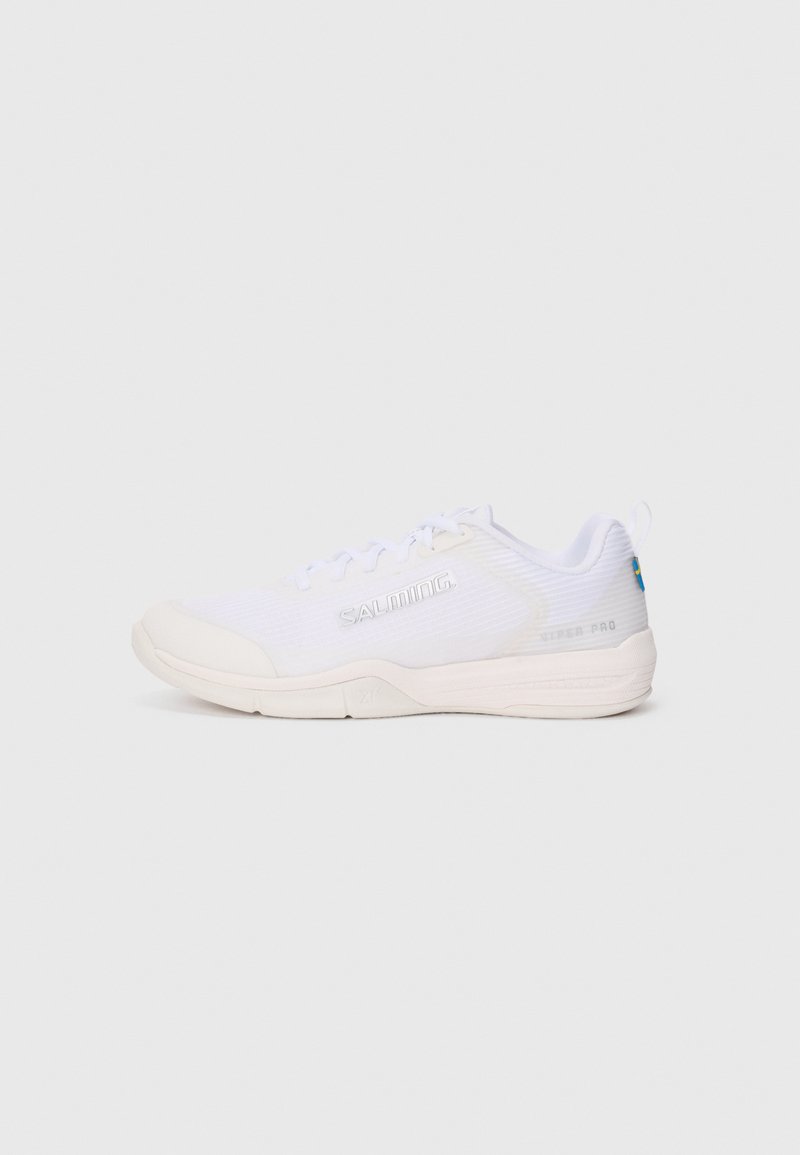Chaussure de sport blanche avec une tige texturée, fermeture à lacets et semelle légère. Présente le nom de la marque "SALMING" et "VIPER PRO" imprimé.