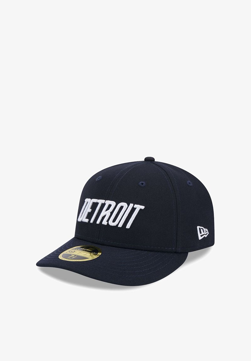 Marineblaue Baseballmütze mit strukturiertem Design, versehen mit aufgesticktem "DETROIT"-Text in Weiß und einem flachen Schirm. Textil mit glatter Oberfläche.