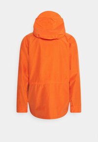 Oranžová voděodolná bunda s kapucí, dlouhými rukávy a stahovacími šňůrkami v pase pro přiléhavý vzhled. Hladká textura, jednoduchý design.