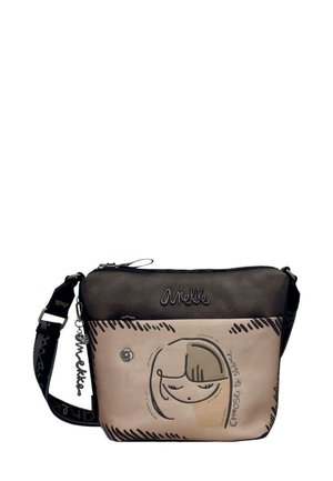 Beige und schwarze Leder-Crossbody-Tasche mit einer lächelnden Mädchenillustration, geprägtem Logo und verstellbarem Tragegurt. Kleine Blumenakzent.