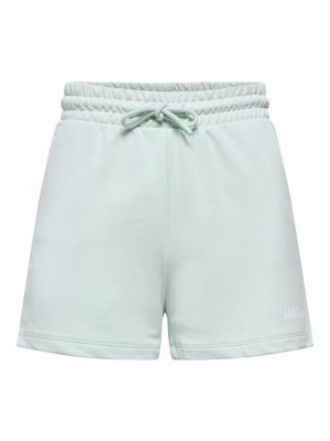 Shorts avec taille élastique bleu clair, cordon de serrage, tissu doux et petit logo sur la jambe inférieure gauche.