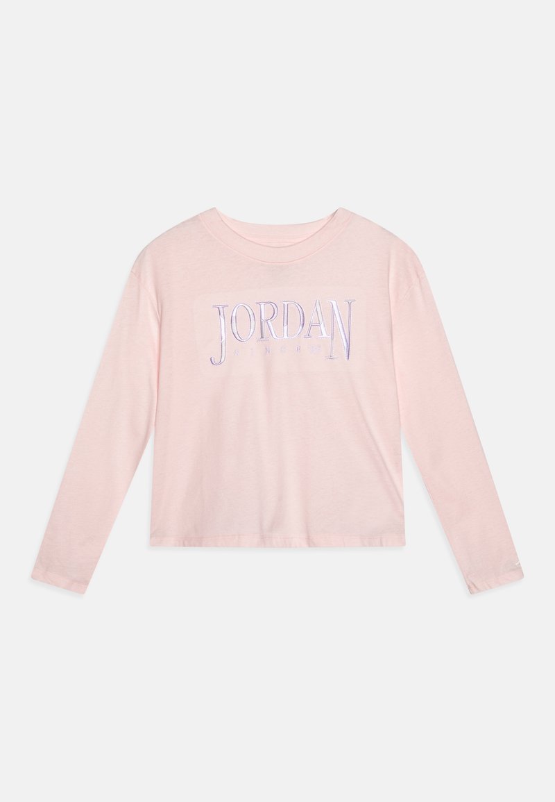 Cropped top a maniche lunghe rosa chiaro con la scritta "JORDAN SINCE 23" ricamata in un lucido lavanda sul davanti.
