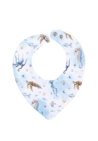 Śliniaczek dla niemowląt z ilustracjami podwodnych zwierząt, w tym żółwi, koników morskich, ośmiornic i ryb na jasnoniebieskim tle z napami zatrzaskowymi.