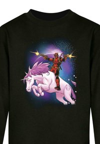 Schwarzer Sweatshirt mit einem bunten Grafik eines Charakters in Rot und Schwarz, der auf einem weißen Einhorn mit einer lila Mähne vor einem sternenübersäten Hintergrund reitet.