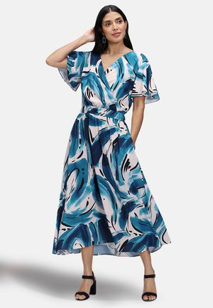 Blau-weißer Wickelkleid mit kurzen Ärmeln, tailliertem Schnitt und fließendem Rock. Das Material wirkt leicht und glatt.