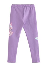 Lilla leggings lavet af blødt stof med sommerfugl- og blomstermotiver i pastelfarver på siderne. Elastisk linning for komfort.