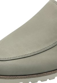 Grijze leren enkellaars met een gladde textuur, ronde neus, subtiele stiksels en een licht geprofileerde zool voor grip.