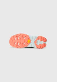 Vibram-buitenzool met een patroonontwerp in oranje en grijs; robuuste textuur voor grip en duurzaamheid.