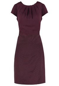 Robe bordeaux à manches courtes, corsage plissé et partie inférieure texturée ornée d'un motif en forme de cœur. Tissu lisse avec taille cintrée.