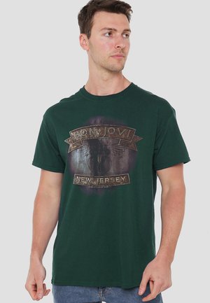 Grünes Baumwoll-T-Shirt mit einem gedruckten Grafikdesign, das "BON JOVI" und "NEW JERSEY" zeigt, akzentuiert durch ein Herzdesign und ein Banner im Vintage-Stil.