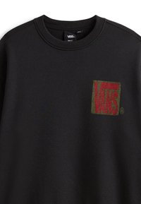 Černá mikina vyrobená z měkké tkaniny má obdélníkové logo v červené a zelené barvě na levé straně hrudi. Klasický design s kulatým výstřihem.