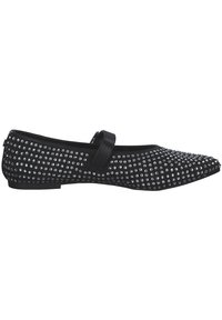 Zapato plano negro con punta afilada, adornado con tachuelas plateadas, con una tira en el empeine y una parte superior de textura suave.