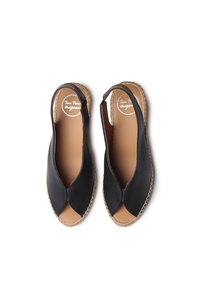 Svarta läderslingback-flatskor med öppet tårdesign, med en vävd jute-sula och en slät, matt yta.