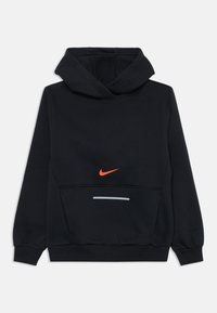 Juodas jiegu su kengūros kišenėmis, papuoštas oranžiniu Nike logotipu ir horizontalia pilka juostele per kišenę. Medžiaga atrodo minkšta.