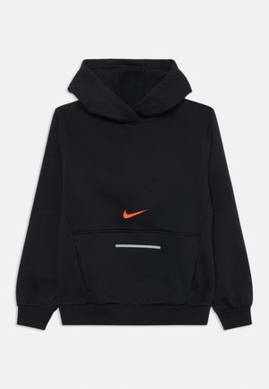 Črna kapuca s kengurujem žepom, z oranžnim Nike logotipom in horizontalno sivo črto čez žep. Material se zdi mehak.