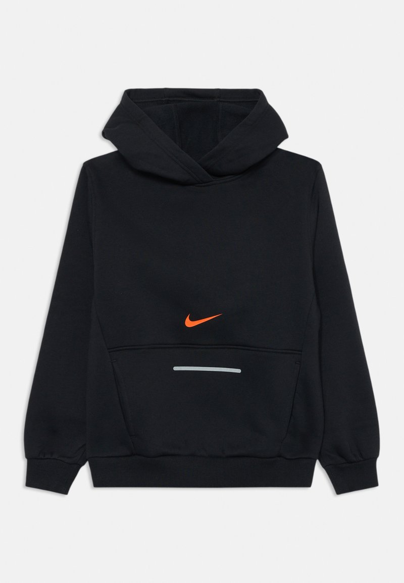 Juodas jiegu su kengūros kišenėmis, papuoštas oranžiniu Nike logotipu ir horizontalia pilka juostele per kišenę. Medžiaga atrodo minkšta.