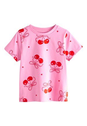 Pinkes T-Shirt mit kurzen Ärmeln, darauf rote Kirschpaare mit Schleifen gebunden und kleine rote Herzen, die über den gesamten Stoff gedruckt sind.
