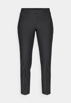 Zwarte op maat gemaakte broek met een gladde textuur, voorzien van een knoopsluiting, ritssluiting en twee zijzakken. Slim fit met taps toelopende broekspijpen.