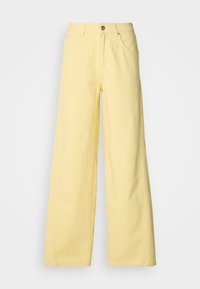 Pantalon jaune à jambes larges avec bouton sur le devant et poches, présenté sur fond blanc.