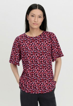 Korte mouw t-shirt met een meerkleurig abstract geometrisch patroon in tinten van rood, roze en zwart. Ronde halslijn, ontspannen pasvorm.