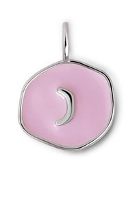 Roze emaille hanger met een abstracte, organische vorm, omrand met gepolijst zilver, en voorzien van een glanzend zilveren gebogen accent.