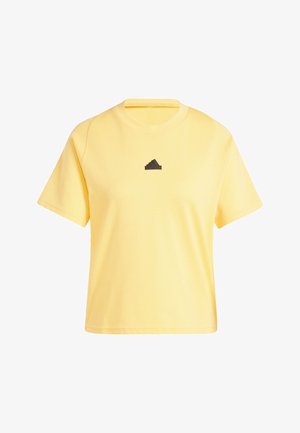 Camiseta amarilla de manga corta hecha de algodón, con cuello redondo y un pequeño logo triangular negro en el pecho. Ajuste estándar y suave.