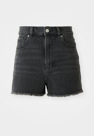 Shorts en denim noir à taille haute, avec un ourlet effiloché et des poches avant. Présente une fermeture à bouton et un dégradé subtil pour ajouter de la texture.