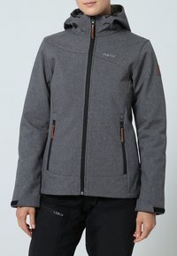 Veste d'hiver grise avec un motif texturé, fermeture éclair devant, capuche ajustable et accents en cuir sur l'épaule gauche et les poches.