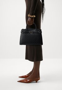 Guess ARLENA LOGO GIRLFRIEND SATCHEL - Borsa a mano - black
