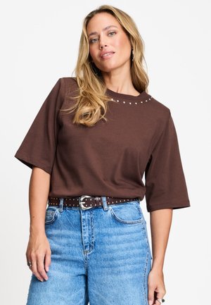 POM Amsterdam, T-SHIRT - TAYLOR CHOCOLATE BROWN - T-shirt print - brown