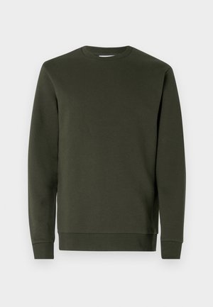 Sudadera de color verde oscuro, fabricada con tejido suave, que presenta un cuello redondo, mangas largas, puños acanalados y un ajuste ligeramente relajado.