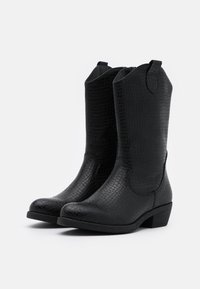 Botas de cowboy de imitación cuero negro con un patrón texturizado de cocodrilo, puntera apuntada y tacón bajo apilado, que cuentan con anillas laterales para poner y quitar fácilmente.