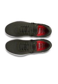 Sneaker verde a rete con linguetta imbottita, lacci rotondi e accenti rossi. Suola in gomma bianca con superficie testurizzata e tallone rinforzato.