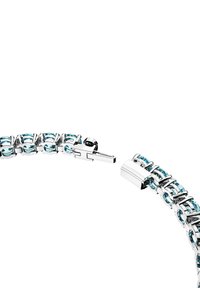 Silverarmband med en serie runda ljusblå ädelstenar, med en säker låsning och en slät, polerad yta.