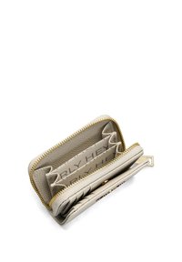 Lichtgrijze leren portemonnee met een ritssluiting, meerdere kaartsleuven en goudkleurige hardware. Het interieur heeft een gestructureerde voering.