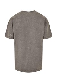 Grå bomulds t-shirt med en let slidt tekstur, korte ærmer og rund hals. Ensfarvet ryg med minimal detaljering.