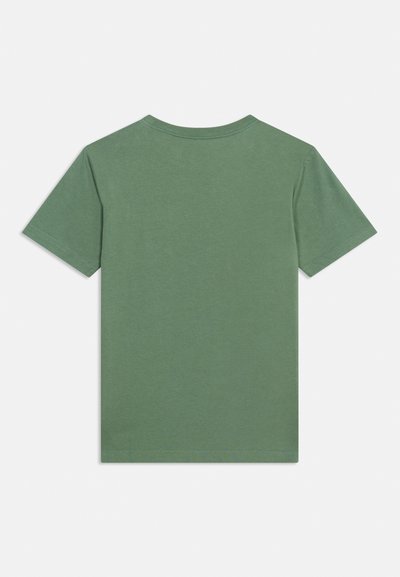 Μονόχρωμο μπλουζάκι βραχέων μανικιών σε ελιά χρώμα με στρογγυλή λαιμόκοψη, εμφανιζόμενο από πίσω σε λευκό φόντο.