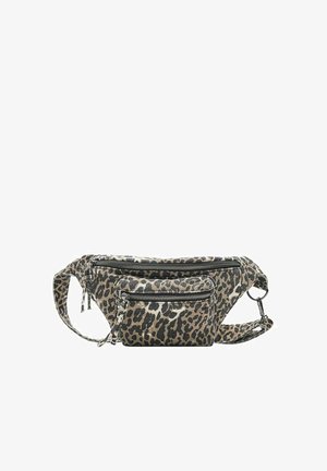 Bæltetaske i leopardprint stof med to lynlåslommer og justerbar rem med metalspænde på hvid baggrund.