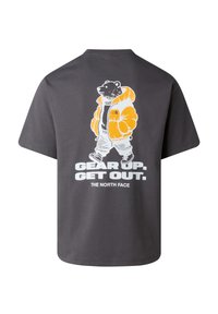 Mørkegrå T-shirt med en gående bjørn iført en orange jakke og hvide bukser, tekst "Gear Up, Get Out" og "The North Face" logo.