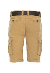 Khaki szorty cargo z teksturowanej tkaniny, pięć kieszeni i brązowy pasek z materiału. Charakteryzują się zapięciami na guziki i przeszyciami.