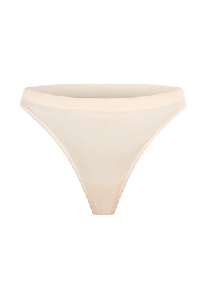 Tanga beis con una tela suave y elástica, cintura delgada y un diseño de cobertura mínima. Sin patrones ni acentos visibles.