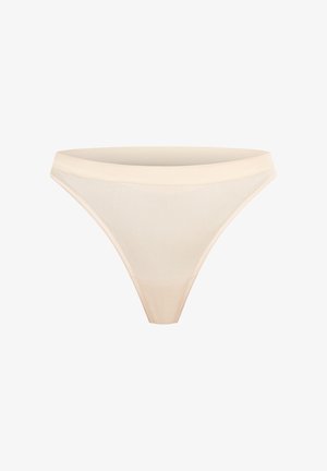 Tanga beis con una tela suave y elástica, cintura delgada y un diseño de cobertura mínima. Sin patrones ni acentos visibles.