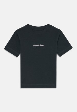 Svart bomullströja med korta ärmar och rundad halsringning. Har vit skrivstilstext "Original Studio" på framsidan. Slät textur.