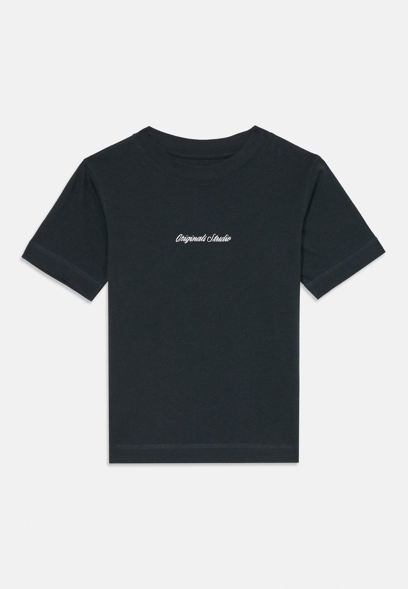 Černé bavlněné tričko s krátkým rukávem a kulatým výstřihem. Na přední straně se nachází bílý kurzivní text „Original Studio“. Hladká textura.