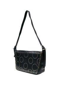 Borsa a spalla nera con motivi circolari a borchie, texture liscia, tracolla regolabile, chiusura con zip e nome del marchio sul lato.