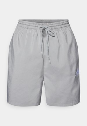 Lys grå treningsshorts med elastisk linning, snøring og en liten lyseblå logo på nedre venstre side.