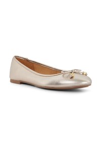 Metallisch gouden balletflat schoenen met een gestructureerde afwerking, voorzien van een kleine decoratieve strik en gouden hardware accenten op de neus. Platte zool.