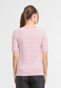 Gestreiftes T-Shirt in hellrosa und weiß, mit kurzen Ärmeln, Rundhalsausschnitt, glattem Stoff und figurbetontem Design, von hinten betrachtet.